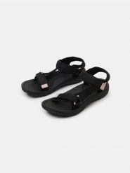 Sandały w sportowym stylu - czarny. Czarne sandały damskie Sinsay, bez wzorów, bez obcasa, bez zapięcia. Za 49.99 zł.
