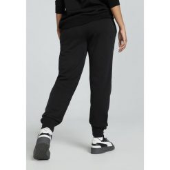Damskie spodnie dresowe z małym logo No.1 ESS PUMA Black. Czarne spodnie dresowe damskie Puma, bez wzorów, z dresówki, sportowe, trekkingowe. W wyprzedaży za 114.00 zł.