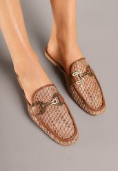 Brązowe Siateczkowe Klapki na Płaskiej Podeszwie z Klamrą Moriena. Brązowe klapki damskie Born2be, bez wzorów, eleganckie, bez obcasa, na płaskiej podeszwie, bez zapięcia. Za 79.99 zł.