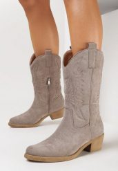 Ciemnobeżowe Botki Kowbojki z Delikatnym Haftem Avfina. Brązowe botki damskie Born2be, bez wzorów, boho, bez obcasa, na obcasie, bez zapięcia. Za 169.99 zł.