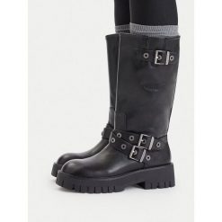 Kozaki Guess Jeans. Czarne kozaki damskie Guess Jeans, z aplikacjami, z jeansu, bez obcasa, na płaskiej podeszwie, bez zapięcia. Za 329.99 zł.