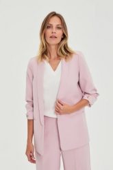 Marynarka z marszczonymi rękawami różowa. Czerwone marynarki i żakiety damskie MOODO, bez wzorów, z elastanu, bez kołnierzyka, bez ramiączek. Za 159.99 zł.