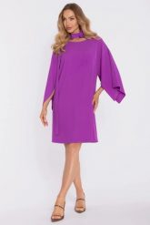 Elegancka trapezowa sukienka oversize fiolet. Fioletowe sukienki damskie MOE, na co dzień, s, bez wzorów, z materiału, eleganckie, bez kołnierzyka, bez ramiączek, oversize. Za 349.00 zł.
