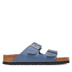 Klapki Birkenstock. Niebieskie klapki damskie Birkenstock, bez wzorów, bez obcasa, bez zapięcia. Za 439.99 zł.