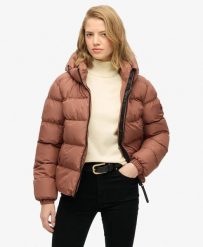 Superdry Pikowana kurtka sportowa z kapturem – 100% poliester z recyklingu. Brązowe kurtki sportowe damskie Superdry, bez wzorów, z materiału, bez ramiączek, z kapturem. Za 559.35 zł.