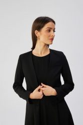 Czarna Nowoczesna Krótka Marynarka Damska. Czarne marynarki i żakiety damskie MOE, bez wzorów, z elastanu, bez kołnierzyka, bez ramiączek. Za 329.90 zł.