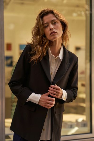 Gładka marynarka czarna. Czarne marynarki i żakiety damskie MOODO, bez wzorów, z elastanu, bez kołnierzyka, bez ramiączek. Za 199.99 zł.