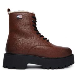Trzewiki Tommy Jeans. Brązowe botki damskie Tommy Jeans, bez wzorów, z jeansu, bez obcasa, na płaskiej podeszwie, bez zapięcia. Za 749.99 zł.