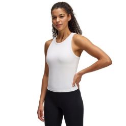 Damski tank top z wysokim dekoltem Under Armour Motion. Białe topy damskie Under Armour, bez wzorów, eleganckie, bez kołnierzyka, bez ramiączek. Za 204.50 zł.