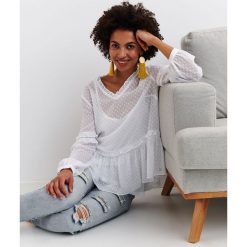 BLUZKA Z BUFIASTYMI RĘKAWAMI Z TKANINY PLUMETTI. Białe bluzki damskie TOP SECRET, bez wzorów, z jeansu, eleganckie, bez kołnierzyka, bez ramiączek. W wyprzedaży za 99.99 zł.