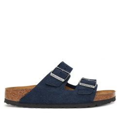 Klapki Birkenstock. Niebieskie klapki damskie Birkenstock, bez wzorów, bez obcasa, bez zapięcia. Za 459.99 zł.