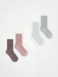 Bawełniane skarpetki 5 pack - jasnofioletowy. Fioletowe skarpetki damskie Reserved, bez wzorów, z bawełny. W wyprzedaży za 29.99 zł.