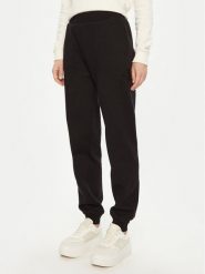 Calvin Klein Jeans Spodnie dresowe Raised J20J224841 Czarny Relaxed Fit. Czarne spodnie dresowe damskie Calvin Klein Jeans, bez wzorów, z dresówki. Za 249.99 zł.