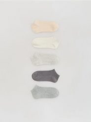 Krótkie skarpetki 5 pack - ciemnoszary. Szare skarpetki damskie Reserved, bez wzorów. Za 49.99 zł.