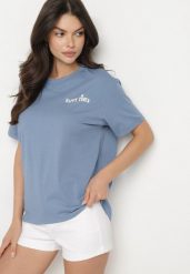 Niebieski Bawełniany T-shirt Oversize Fillaria. Niebieskie t-shirty damskie Born2be, m, z aplikacjami, z bawełny, klasyczne, bez kołnierzyka, bez ramiączek. Za 49.99 zł.