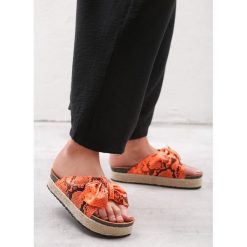 Pomarańczowe Klapki Selflessness. Brązowe klapki damskie Born2be, bez wzorów, ze skóry, bez obcasa, na płaskiej podeszwie, bez zapięcia. Za 39.99 zł.