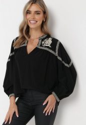 Czarna Bluzka z Bufiastym Rękawem i Kwiatowym Haftem Aluko. Czarne bluzki damskie Born2be, m, z aplikacjami, z jeansu, boho, bez kołnierzyka, bez ramiączek. Za 149.99 zł.