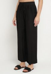 Czarne Szerokie Spodnie Palazzo z Wysokim Stanem i Wiązaniem Myrlevia. Czarne spodnie materiałowe damskie Born2be, bez wzorów, z jeansu, eleganckie, z podwyższonym stanem. Za 39.99 zł.