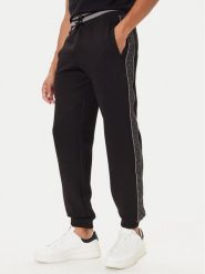 Guess Spodnie dresowe Z5BB18 KB3P2 Czarny Regular Fit. Czarne spodnie sportowe męskie Guess, m, z aplikacjami, z dresówki. Za 309.99 zł.