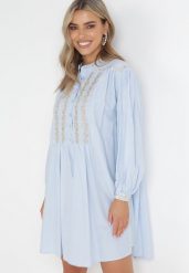 Niebieska Pudełkowa Sukienka Mini z Ozdobnym Haftem Rosenwyn. Niebieskie sukienki damskie Born2be, l, z aplikacjami, bez kołnierzyka, bez ramiączek, mini, koszulowe. Za 179.99 zł.