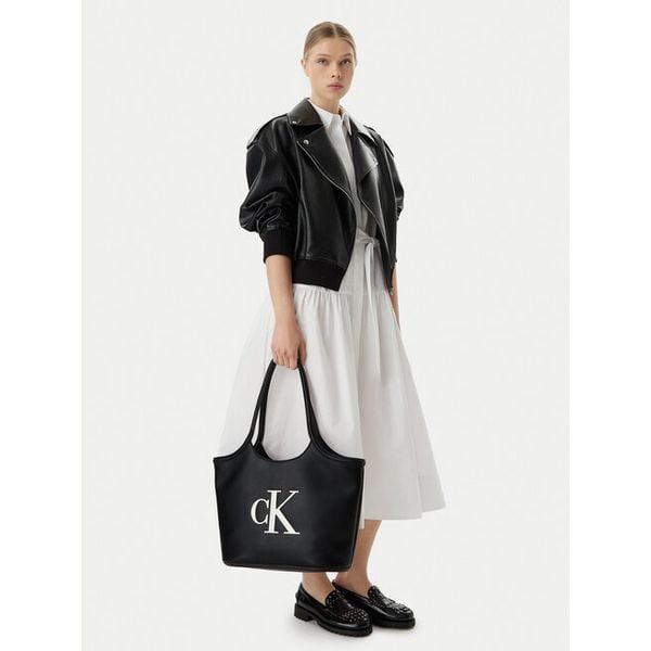 Torebka Calvin Klein. Czarne shopperki damskie Calvin Klein, bez wzorów, bez dodatków. Za 379.99 zł.