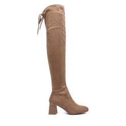 Kozaki DeeZee. Brązowe kozaki damskie DeeZee, bez wzorów, bez obcasa, na słupku, bez zapięcia. Za 229.99 zł.