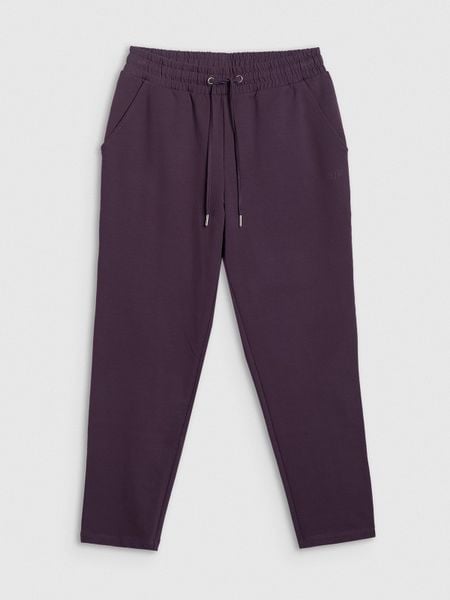 4F Spodnie dresowe damskie - fioletowe XL. Fioletowe spodnie dresowe damskie 4F, bez wzorów, z bawełny, sportowe, z podwyższonym stanem, na fitness i siłownię. Za 129.99 zł.