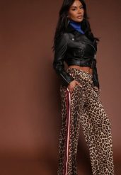 Brązowe Spodnie z Wiskozą High Waist o Szerokim Kroju z Lampasami Elosina. Brązowe spodnie materiałowe damskie Renee, bez wzorów, z jeansu, eleganckie, z podwyższonym stanem. Za 119.99 zł.