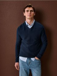 Bawełniany sweter z dekoltem V - granatowy. Niebieskie swetry męskie Sinsay, l, bez wzorów, z bawełny, bez kołnierzyka, bez ramiączek. Za 49.99 zł.