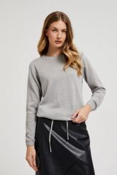 Sweter ozdobiony metaliczną nitka szary. Szare swetry nierozpinane damskie MOODO, l, bez wzorów, bez kołnierzyka, bez ramiączek. W wyprzedaży za 59.99 zł.