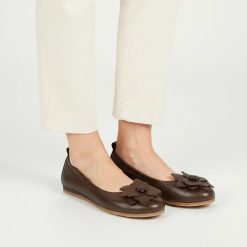 Baleriny damskie Armodo, cholewka ze skóry naturalnej z dekoracyjną aplikacją na przodzie elastyczna konstrukcja ułatwiająca zakładanie oraz płaska p. Brązowe balerinki damskie Armodo, z aplikacjami, ze skóry, bez obcasa, na płaskiej podeszwie, bez zapięcia. Za 329.00 zł.