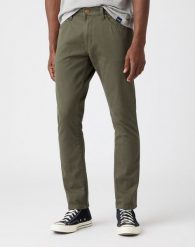 SPODNIE MĘSKIE WRANGLER LARSTON MOSS GREEN W18S36221 112141209. Zielone spodnie materiałowe męskie Wrangler, bez wzorów, z materiału. Za 229.99 zł.