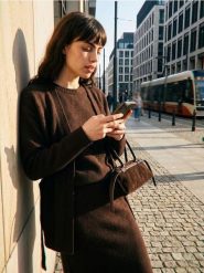 Sweter z domieszką wełny - brązowy. Brązowe swetry nierozpinane damskie Sinsay, l, bez wzorów, z wełny, bez kołnierzyka, bez ramiączek. Za 45.99 zł.