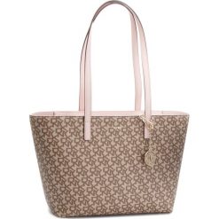 Torebka DKNY - Bryant Lg Zip Tote R74AJ014 Chino Logo/Iconic Blush JCL. Brązowe shopperki damskie DKNY, bez wzorów, ze skóry ekologicznej, na ramię, bez dodatków. W wyprzedaży za 469.00 zł.