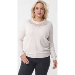 Jasnobeżowy Sweter Frigg. Swetry nierozpinane damskie Born2be, l, z aplikacjami, z dzianiny, bez kołnierzyka, bez ramiączek. Za 79.99 zł.