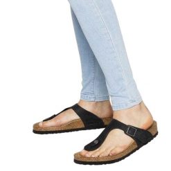 Damskie Skórzane Klapki Gizeh Olejowane. Czarne klapki damskie Birkenstock, bez wzorów, z materiału, bez obcasa, na słupku, bez zapięcia. Za 369.00 zł.