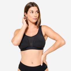 Stanik sportowy Decathlon. Czarne bielizna sportowa damska Decathlon, bez wzorów, z elastanu, bez zapięcia, na fitness i siłownię. Za 79.99 zł.
