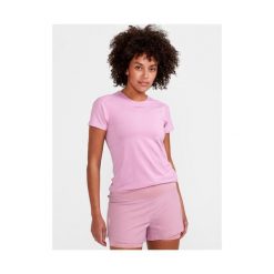 Damska koszulka o wąskim kroju Craft ADV Essence. Czerwone koszulki sportowe damskie Craft, bez wzorów, bez ramiączek, do biegania. W wyprzedaży za 135.95 zł.