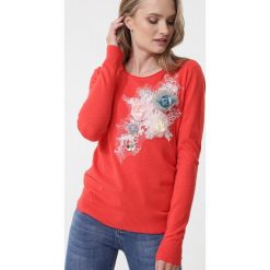 Koralowy Sweter Sheridan. Pomarańczowe swetry nierozpinane damskie Born2be, l, z aplikacjami, prążkowane, bez kołnierzyka, bez ramiączek. Za 89.99 zł.