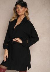 Czarna Sukienka Kimono z Wiskozy z Kieszeniami Zdobiona Ażurowymi Wstawkami Salithia. Czarne sukienki damskie Renee, m, z aplikacjami, z wiskozy, eleganckie, bez kołnierzyka, bez ramiączek, mini. Za 99.99 zł.