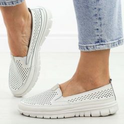 Białe ażurowe skórzane półbuty damskie Jezzi 6870. Białe półbuty damskie Jezzi, na lato, w ażurowe wzory, z jeansu, eleganckie, bez obcasa, na płaskiej podeszwie, bez zapięcia. Za 189.00 zł.