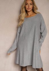 Szara Sweterkowa Sukienka z Dodatkiem Wiskozy z Guzikami Narimera. Szare sukienki damskie Renee, na co dzień, xl, bez wzorów, z wiskozy, eleganckie, bez kołnierzyka, bez ramiączek, mini, proste. Za 69.99 zł.