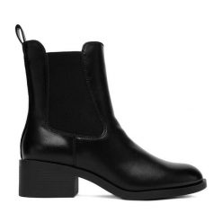 Botki JENNY. Czarne botki damskie Jenny, bez wzorów, bez obcasa, na słupku, bez zapięcia. Za 159.99 zł.