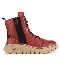 Botki Mustang. Czerwone botki damskie Mustang, bez wzorów, bez obcasa, na płaskiej podeszwie, bez zapięcia. Za 369.99 zł.