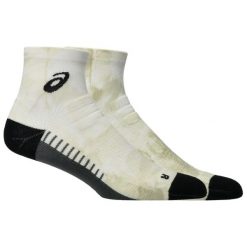 Skarpetki sportowe dla dorosłych Performance Run Quarter Sock. Brązowe skarpety męskie Asics, bez wzorów, z materiału. Za 69.99 zł.