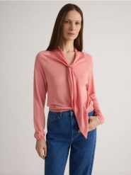 Sweter z dodatkiem lyocellu - brzoskwiniowy. Pomarańczowe swetry nierozpinane damskie Reserved, l, bez wzorów, z lyocellu, bez kołnierzyka, bez ramiączek. W wyprzedaży za 99.99 zł.