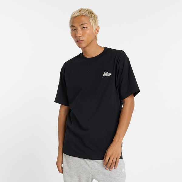 Koszulka męska New Balance MT51966BK – czarna. Czarne koszulki sportowe męskie New Balance, m, bez wzorów, z bawełny, bez ramiączek. Za 129.99 zł.