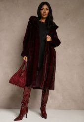 Bordowy Futrzany Płaszcz z Kapturem Zdobiony Pionowym Wzorem Elrinrahne. Czerwone płaszcze damskie Renee, l, z aplikacjami, z futra, klasyczne, bez kołnierzyka, z kapturem. Za 339.99 zł.