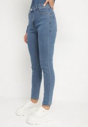Niebieskie Jeansy z Bawełną i Wysokim Stanem Slinntia. Niebieskie jeansy damskie Born2be, bez wzorów, z bawełny, eleganckie, z podwyższonym stanem. Za 59.99 zł.