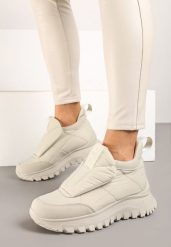 Jasnobeżowe Sneakersy na Grubej Podeszwie z Pikowaną Cholewką i Napisem Resisha. Brązowe śniegowce damskie Born2be, z jeansu, bez zapięcia. Za 219.99 zł.